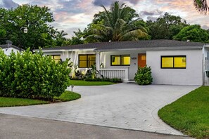 Exterior - Casa Bella - 5 BR Villa in Miami with Pool, Mini-Golf, Basketball+ (Miami)