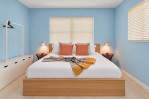 A bedroom with a bed, bedside tables, a hanging light, and a window with blinds. - Hot-Tub, Pool, Basketball, Fire Pit, Pong | Casa (Miami)