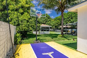 Sports court - Casa Bella - 5 BR Villa in Miami with Pool, Mini-Golf, Basketball+ (Miami)