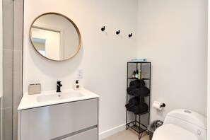 Shower, hair dryer, shampoo - Casa Palma | Pool + Hot Tub + Mini Golf (Miami)