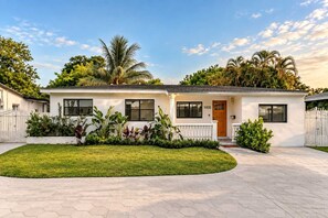 Exterior - Casa Palma | Pool + Hot Tub + Mini Golf (Miami)