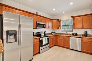 Coffee/tea maker, fridge, microwave, oven - Casa Palma | Pool + Hot Tub + Mini Golf (Miami)