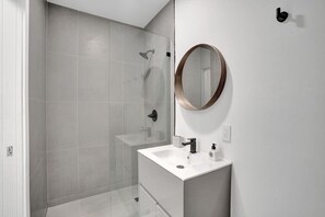 Shower, hair dryer, towels, soap - Casa Bella - 5 BR Villa in Miami with Pool, Mini-Golf, Basketball+ (Miami)