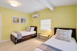 5 bedrooms, iron/ironing board, WiFi (free), bed sheets - Casa Palma | Pool + Hot Tub + Mini Golf (Miami)