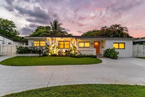 Exterior - CASA BELLA|5BR|Basketball+Pool+Hot tub+BBQ+Golf (Miami)