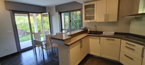 Fridge, microwave, oven, dishwasher - Excepcional Chalet en Perbes (Perbes (San Pedro))