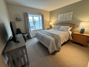 1 quarto, ferros/tábuas de passar roupa, berço de viagem