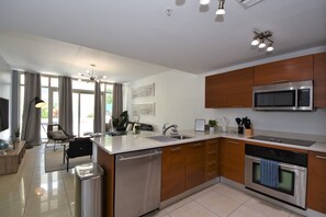 Apartamento Confort | Cocina privada | Frigorífico grande, microondas, horno y placa de cocina