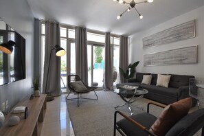 Apartamento Confort | Zona de estar | Televisión de 55 pulgadas con canales digitales