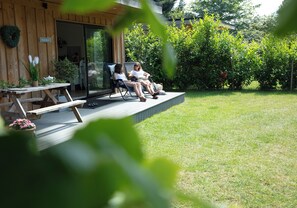 Outdoor dining - Dog-Friendly Luxury Lodge: Retreat from City to Country Bliss with Hot Tub (Halstead)