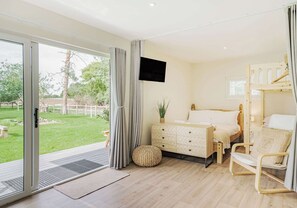 Travel cot, free WiFi, bed sheets - Dog-Friendly Luxury Lodge: Retreat from City to Country Bliss with Hot Tub (Halstead)