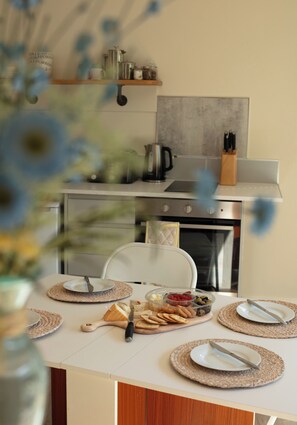 Een koelkast, een magnetron, een oven, een koffiezetapparaat/waterkoker