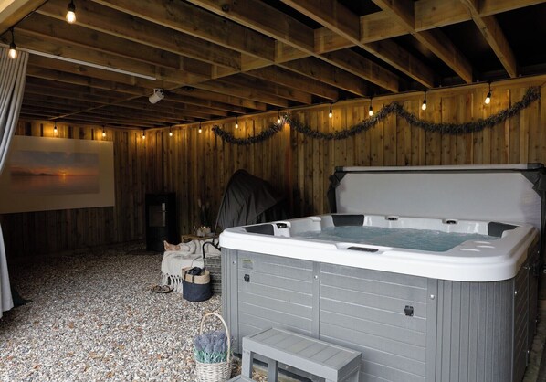 Indoor spa tub