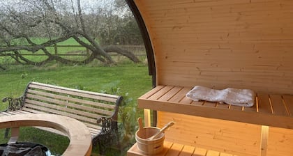 Dog-Friendly Luxury Lodge: Retreat from City to Country Bliss with Hot Tub