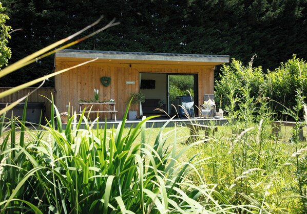 Terrace/patio - Dog-Friendly Luxury Lodge: Retreat from City to Country Bliss with Hot Tub (Halstead)