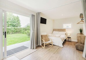 Travel cot, free WiFi, bed sheets - Dog-Friendly Luxury Lodge: Retreat from City to Country Bliss with Hot Tub (Halstead)