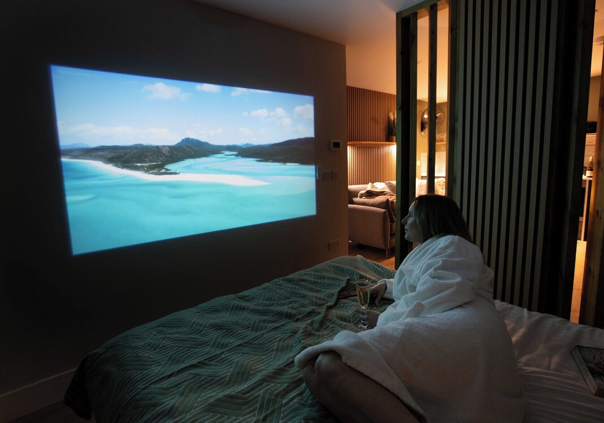 Escritorio, cuna de viaje, wifi gratis y ropa de cama