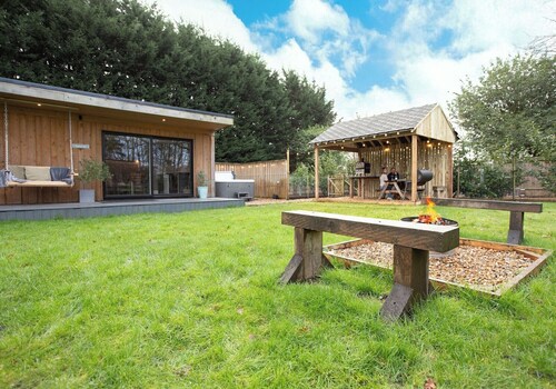 Romantic Lodge for Two in Essex Countryside: Private Hot Tub & Woodland Retreat