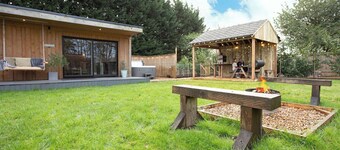 Romantic Lodge for Two in Essex Countryside: Private Hot Tub & Woodland Retreat