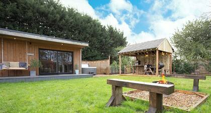 Romantic Lodge for Two in Essex Countryside: Private Hot Tub & Woodland Retreat