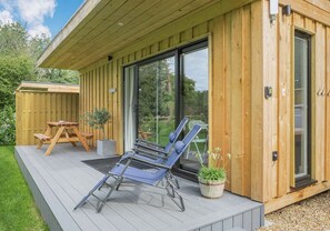 Outdoor dining - Dog-Friendly Luxury Lodge: Retreat from City to Country Bliss with Hot Tub (Halstead)
