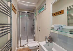 Hair dryer, towels - Dog-Friendly Luxury Lodge: Retreat from City to Country Bliss with Hot Tub (Halstead)