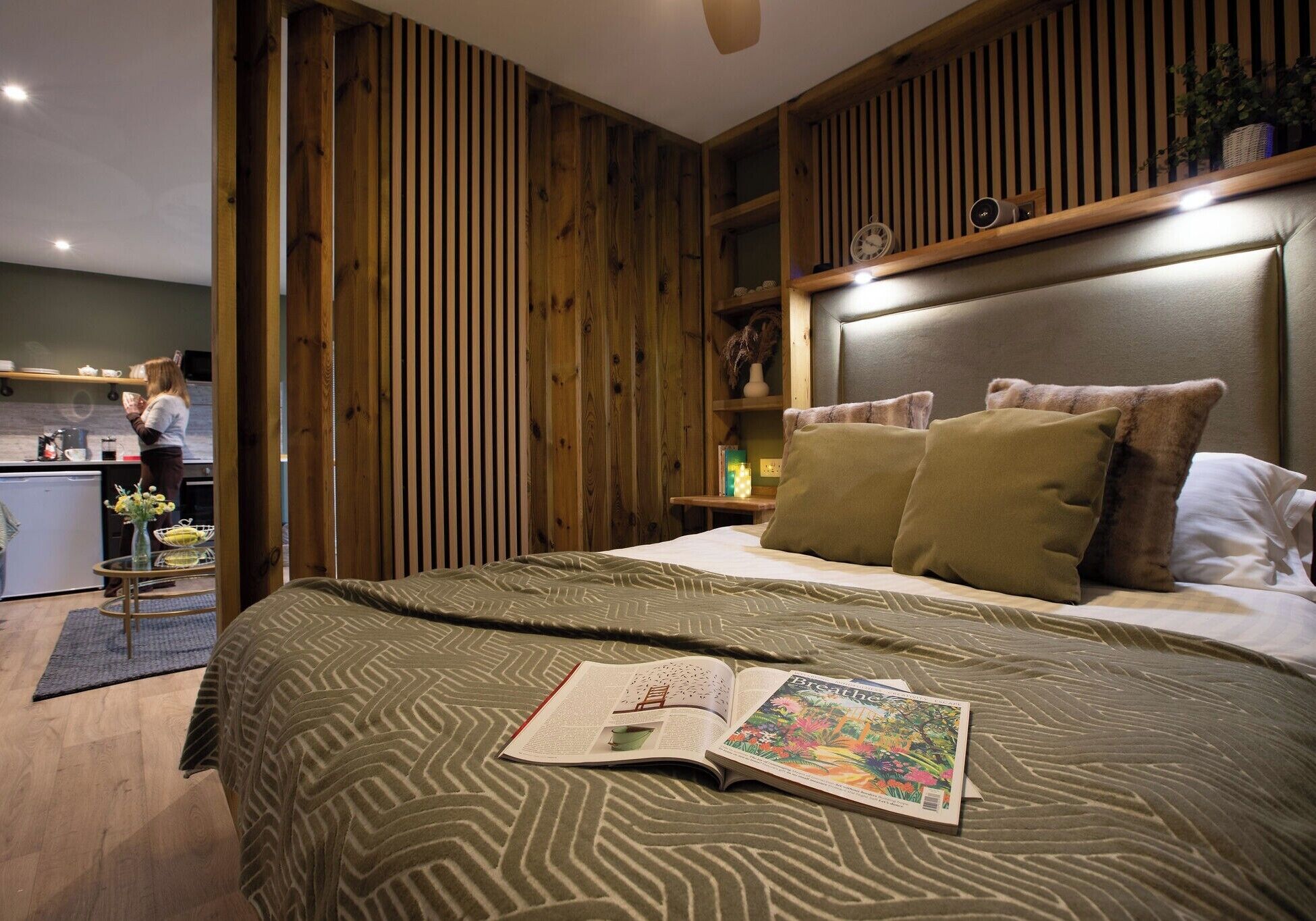 Desk, travel cot, free WiFi, bed sheets