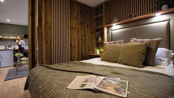 Desk, travel cot, free WiFi, bed sheets
