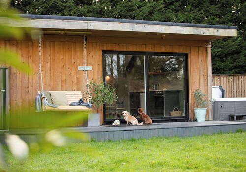 Romantic Lodge for Two in Essex Countryside: Private Hot Tub & Woodland Retreat