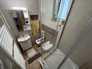 Dusche, Haartrockner, Bidet, Handtücher