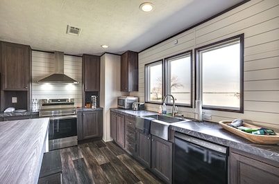 ‘Sunset Cove’ Lakefront Rental w/ Private Dock!