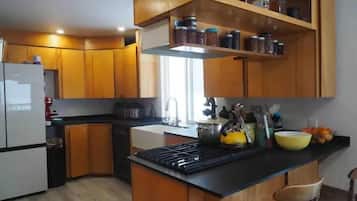 Jääkaappi, mikroaaltouuni, uuni, liesi