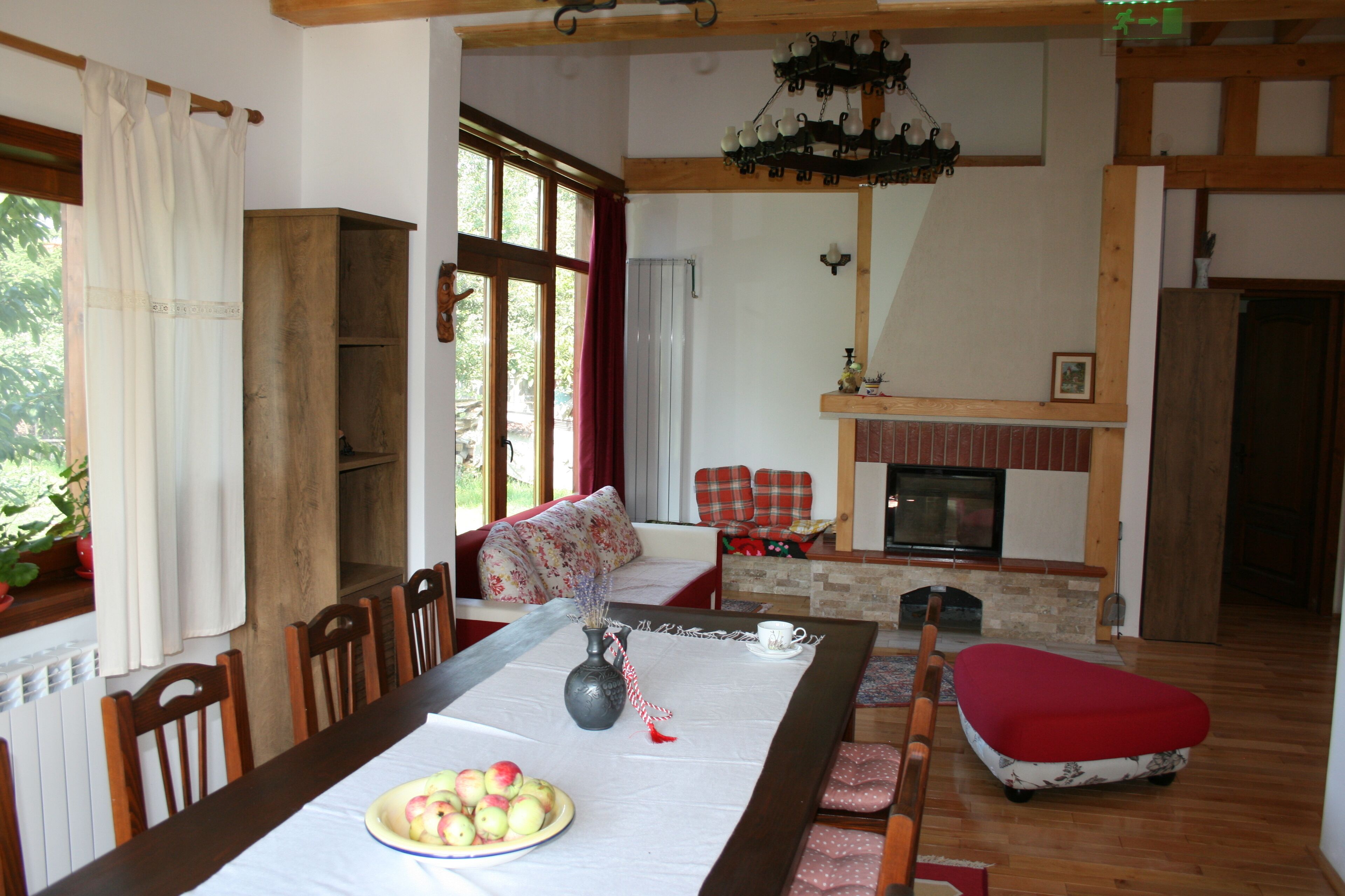 50-cm Smart TV with digital channels, fireplace