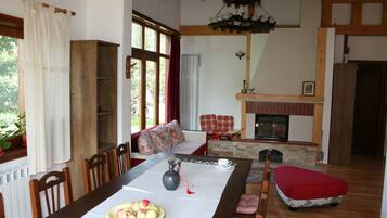 50 cm sebuah televisyen pintar dengan digital, pendiangan