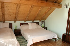 3 bedrooms, hypo-allergenic bedding, individually decorated - Pensiunea Albinuta  (Ozun)