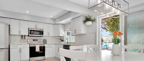 Fridge, microwave, stovetop, dishwasher