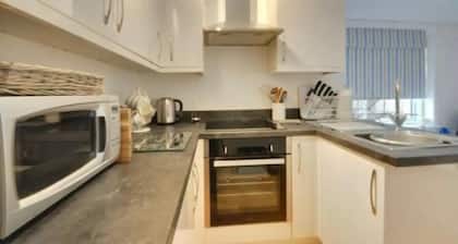 Terrific Sea Breeze 2-bedroom condo with Parking in charming Bournemouth