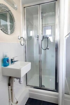 Douche, séchoir à cheveux, serviettes fournies, savon