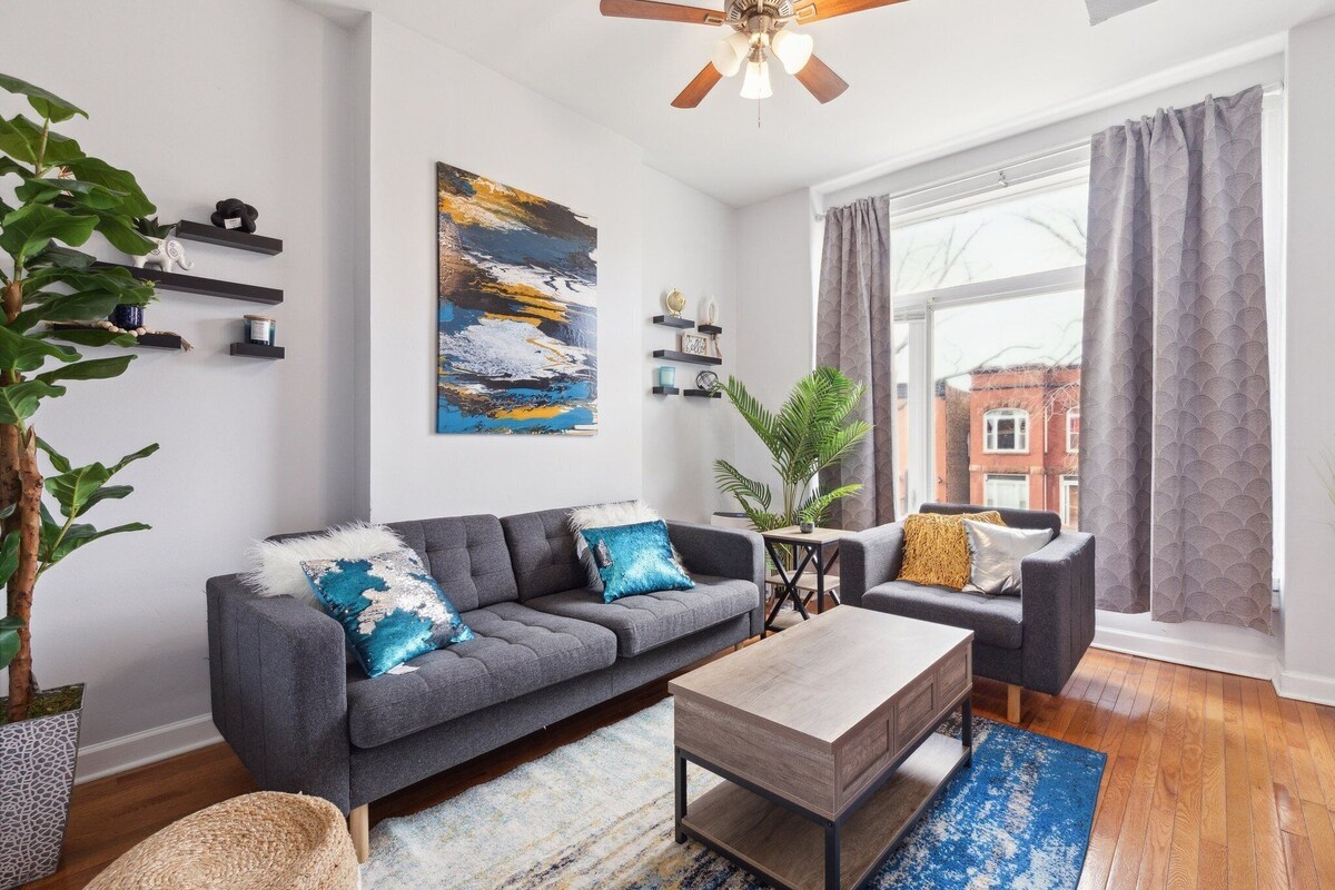 Comfortable Condo in the Heart of Bronzeville by RedAwning