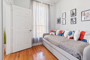 4 bedrooms, iron/ironing board, WiFi, bed sheets