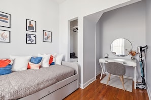 4 bedrooms, iron/ironing board, WiFi, bed sheets
