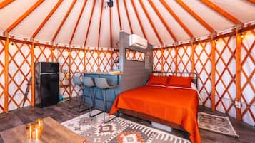 1 bedroom, bed sheets