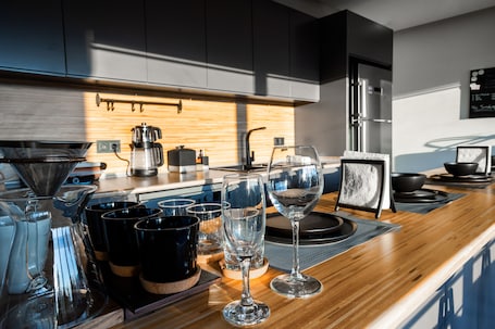 Deluxe Apartment | Private kitchen | Fridge, microwave, oven, stovetop