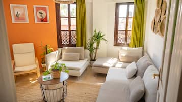 Apartamento Deluxe | Zona de estar | Una televisión