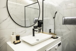 デラックス アパートメント | バスルーム | シャワー、ヘアドライヤー、スリッパ、トイレットペーパー