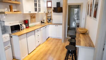 Apartamento Deluxe | Cocina privada | Frigorífico, microondas, horno y placa de cocina