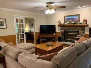 Smart TV, fireplace, DVD player, books - Guest Favorite 4BR Home in Saratoga Springs NY! (Saratoga Springs)