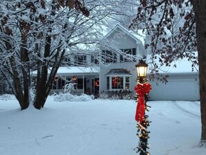 Exterior - Guest Favorite 4BR Home in Saratoga Springs NY! (Saratoga Springs)