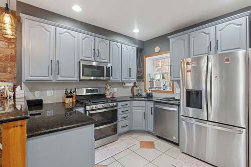 Spacious 2 BR Fairmount-Francisville Flat, Spa Bath, NEW!