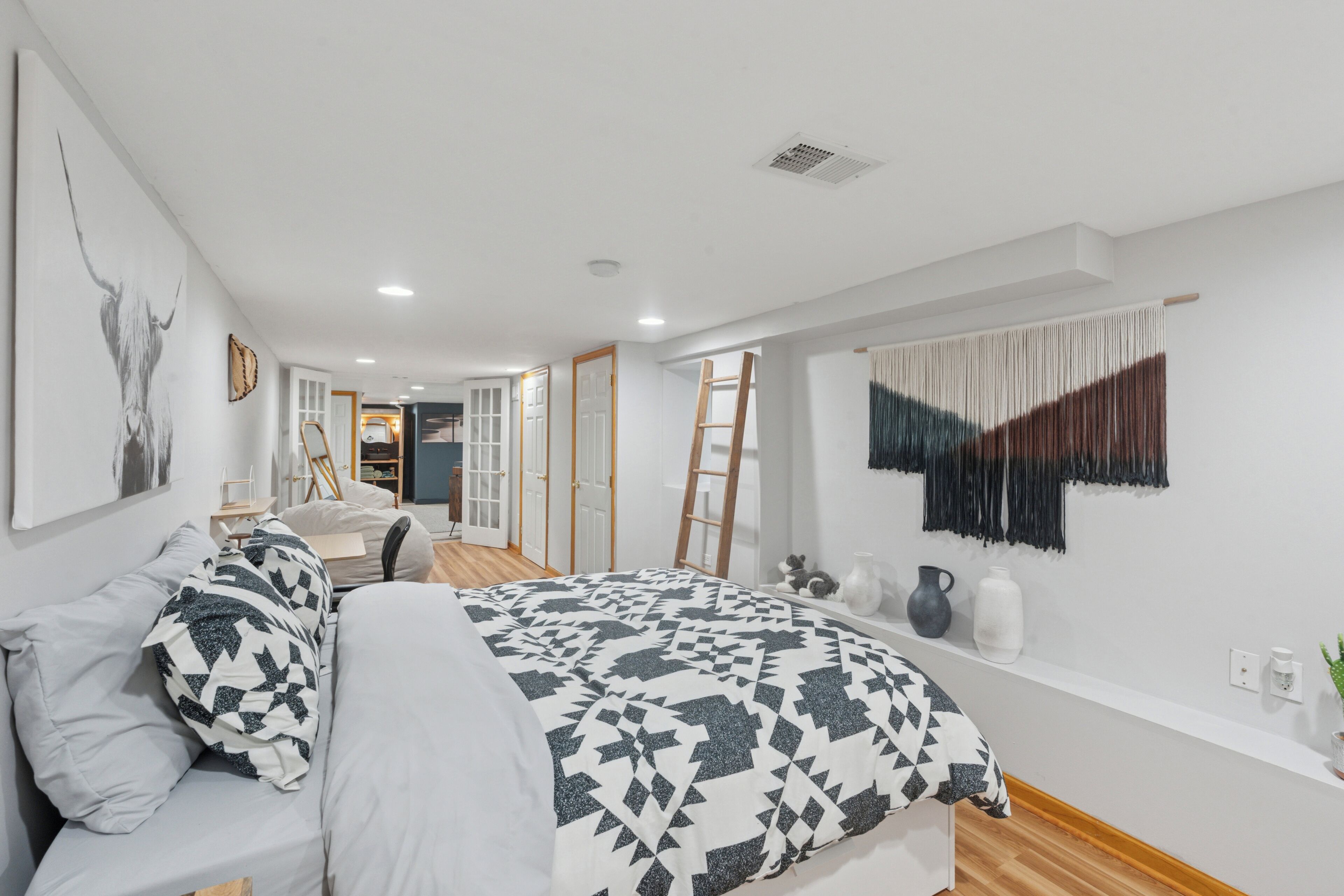 2 bedrooms, iron/ironing board, WiFi, bed sheets